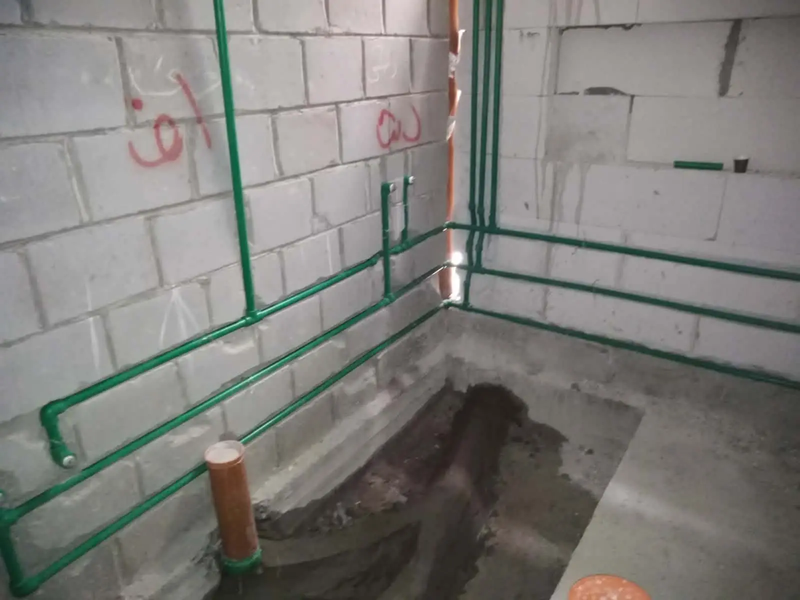 مواسير الماي والصرف في زاوية حمام قيد التجديد قبل التبليط